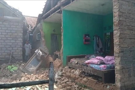 Một ngôi nhà bị hư hại sau trận động đất ở thị trấn Cianjur thuộc tỉnh Tây Java, Indonesia ngày 21/11/2022. (Ảnh: THX/TTXVN)