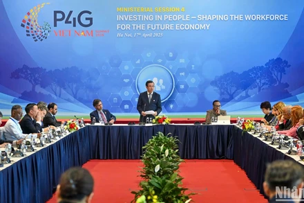 Thứ trưởng Giáo dục và Đào tạo Nguyễn Văn Phúc chủ trì Phiên thảo luận số 4 với chủ đề Đầu tư vào con người - Kiến tạo đội ngũ cho nền kinh tế tương lai. (Ảnh: DUY LINH) 