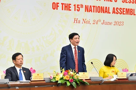 Tổng Thư ký, Chủ nhiệm Văn phòng Quốc hội Bùi Văn Cường chủ trì họp báo công bố kết quả Kỳ họp thứ 5, Quốc hội khóa XV. (Ảnh: THỦY NGUYÊN)