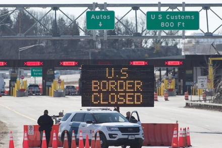 Khu vực biên giới Mỹ-Canada đóng cửa tại cửa khẩu ở Lansdowne, tỉnh Ontario (Canada) do dịch Covid-19 lây lan mạnh, ngày 22/3/2020. (Ảnh: AFP/TTXVN)