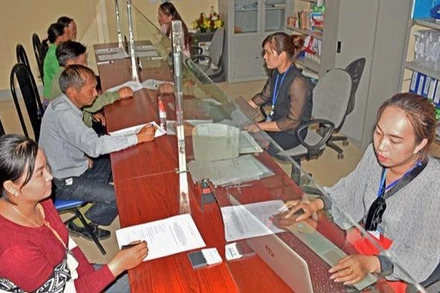 Người dân đến làm thủ tục đăng ký hộ khẩu tại xã Lóng Sập, huyện Mộc Châu, Sơn La. (Ảnh: TTXVN) 