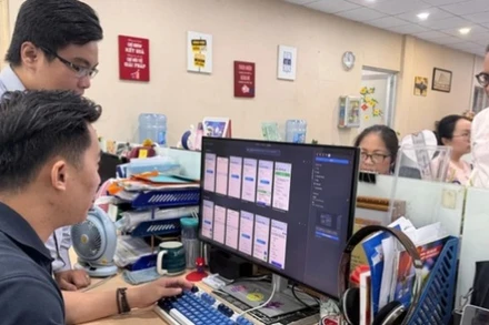 Nhân viên Trung tâm Chuyển đổi số Thành phố Hồ Chí Minh hoàn thiện ứng dụng Công dân số. (Ảnh: TL/Chinhphu.vn) 