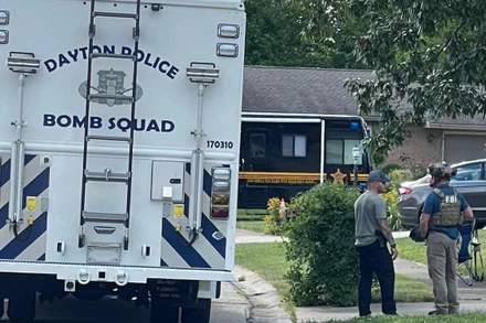 Cảnh sát và nhân viên điều tra có mặt tại hiện trường vụ nổ súng. (Ảnh: WHIO-TV)