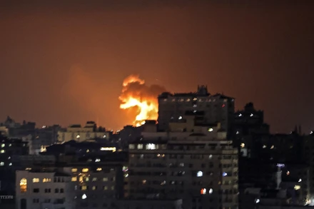 Khói lửa chói lòa sau vụ không kích của Israel xuống Dải Gaza ngày 10/5/2021. (Ảnh: AFP/TTXVN)