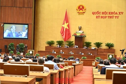 Bộ trưởng Giáo dục và Đào tạo Nguyễn Kim Sơn phát biểu tại phiên họp chiều 27/10. Ảnh: ĐĂNG KHOA