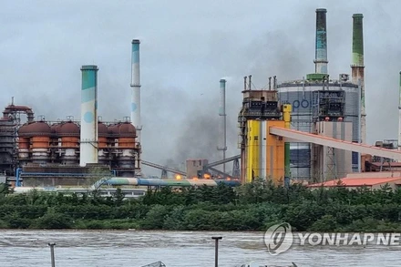 Khói bốc lên từ đám cháy tại nhà máy thép của POSCO ở thành phố Pohang, Hàn Quốc. (Ảnh: Yonhap)