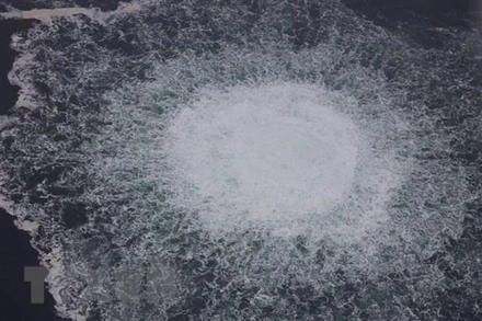 Khí đốt rò rỉ từ đường ống dẫn Dòng chảy phương Bắc chạy dưới biển Baltic ngày 28/9/2022. (Ảnh: THX/TTXVN)