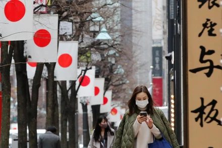 Người dân đeo khẩu trang phòng Covid-19 ở Tokyo, Nhật Bản. (Ảnh: Reuters)