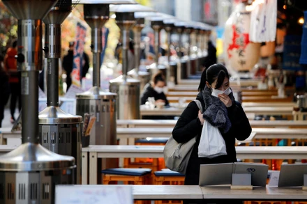 Người dân đeo khẩu trang phòng lây nhiễm Covid-19 tại Tokyo, Nhật Bản. (Ảnh: Reuters)