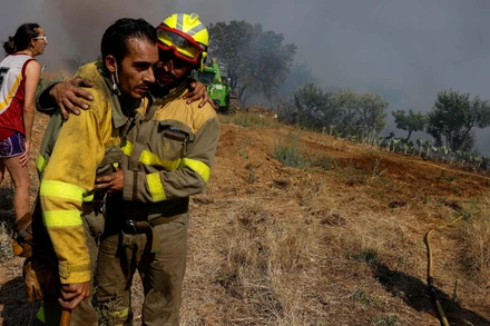 Lính cứu hỏa tại 1 đám cháy rừng ở Faramontanos de Tabara, Tây Ban Nha, ngày 19/7/2022. (Ảnh: Reuters)