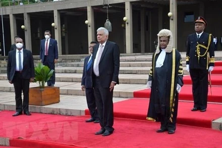 Tổng thống Sri Lanka Ranil Wickremesinghe (giữa, phía trước) tại lễ tuyên thệ nhậm chức ở Colombo, ngày 21/7/2022. (Ảnh: THX/TTXVN)