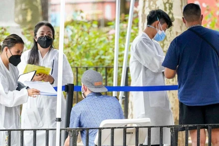 Nhân viên y tế New York hỗ trợ người dân đăng ký tiêm phòng đậu mùa khỉ. (Ảnh: New York Times)