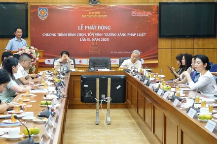 Toàn cảnh lễ Phát động chương trình bình chọn, tôn vinh “Gương sáng pháp luật” lần 3 năm 2025. (Ảnh: TRUNG HƯNG)