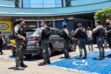 Cảnh sát Israel bên ngoài một trung tâm mua sắm sau vụ tấn công bằng dao ở Karmiel, miền bắc Israel, ngày 3/7/2024. (Ảnh: Reuters) 