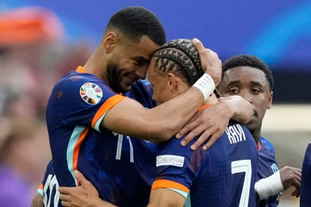 Cody Gakpo ăn mừng bàn thắng mở tỷ số cùng Xavi Simons. (Ảnh: Reuters) 