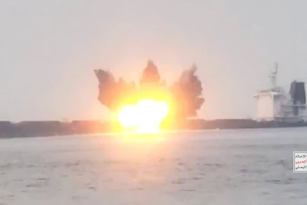 Hình ảnh vụ nổ trên một con tàu mà phía Houthis tuyên bố là một cuộc tấn công vào tàu MV Tutor ở Biển Đỏ, ngày 12/6/2024. (Nguồn: HOUTHI MEDIA/REUTERS) 