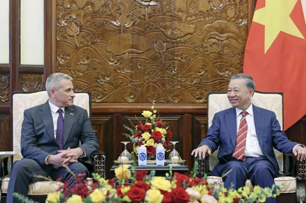 Chủ tịch nước Tô Lâm tiếp Đại sứ Belarus tại Việt Nam Uladzimir Baravikou. (Ảnh: TTXVN)