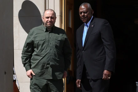 Bộ trưởng Quốc phòng Mỹ Lloyd Austin cùng người đồng cấp Ukraine Rustem Umerov trước cuộc họp tại Lầu năm Góc ở Washington, Mỹ, ngày 2/7/2024. (Ảnh: Reuters)