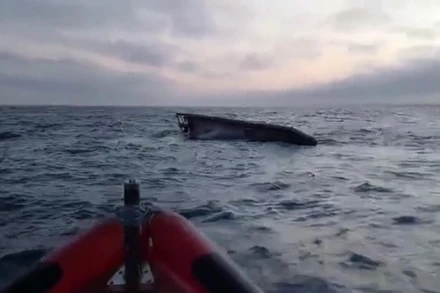 Lực lượng chức năng tiếp cận chiếc thuyền gặp nạn. (Nguồn: Cơ quan Hàng hải quốc gia Bồ Đào Nha) 