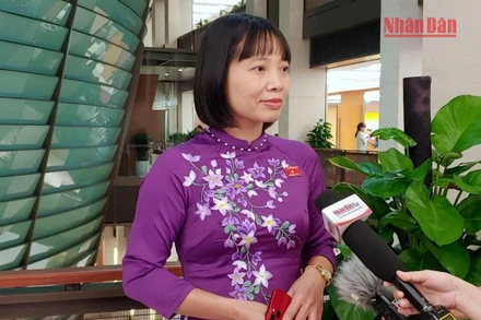 Đại biểu Quốc hội Nguyễn Thị Việt Nga (Hải Dương) chia sẻ với phóng viên Báo Nhân Dân bên hành lang Quốc hội. (Ảnh: TRUNG HƯNG)