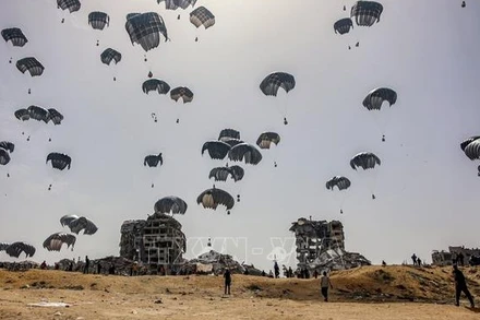 Hàng viện trợ nhân đạo được thả xuống miền bắc Dải Gaza ngày 23/4/2024. (Ảnh: AFP/TTXVN)
