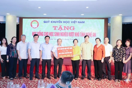 Trao 100 triệu đồng học bổng cho học sinh nghèo vượt khó ở Nghệ An.