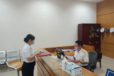 Cán bộ Cục thuế Phú Thọ hướng dẫn người dân kê khai nộp thuế.