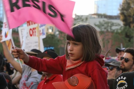 Người biểu tình phản đối các chính sách gây tranh cãi do chính quyền Tổng thống Donald Trump công bố kể từ tháng 1/2025, tại trung tâm thành phố Los Angeles, California, Mỹ, ngày 5/4/2025. (Ảnh: Xinhua) 