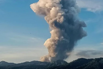 Núi lửa Dukono phun trào hồi tháng 1/2024. (Ảnh: PVMBG/Xinhua) 