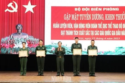Trung tướng Lê Đức Thái trao Bằng khen của Bộ trưởng Quốc phòng, Tổng Tham mưu trưởng Quân đội nhân dân Việt Nam tặng các tập thể, vì đã có thành tích xuất sắc tại các giải quốc gia đầu năm 2023.