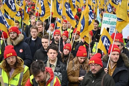 Người dân tham gia đình công yêu cầu tăng lương tại London, Anh, ngày 15/3/2023. (Ảnh: AFP/TTXVN)