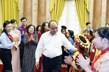 Sáng 22/9, tại Phủ Chủ tịch, Chủ tịch nước Nguyễn Xuân Phúc gặp mặt thân mật các thiếu nhi tiêu biểu, đại diện cho thiếu nhi của 54 dân tộc trên khắp mọi miền đất nước tham gia Liên hoan thiếu nhi tiêu biểu các dân tộc toàn quốc lần thứ IV. (Ảnh: TTXVN)
