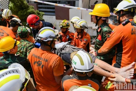 Hoạt động cứu hộ được tiến hành sau động đất tại Myanmar. (Ảnh: THÀNH ĐẠT)