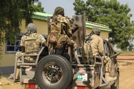 Quân đội Nigeria đang phải chiến đấu với các phần tử thánh chiến ở đông bắc và cả các băng nhóm trộm cướp ở tây bắc đất nước. (Ảnh minh họa: AFP) 