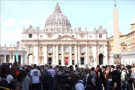 Người dân tập trung trong lễ tang Giáo hoàng Francis. (Ảnh: TTXVN)