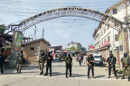 Lực lượng an ninh gác tại Srinagar sau vụ tấn công nhằm vào khách du lịch, ngày 23/4/2025. (Ảnh: ANI/TTXVN)