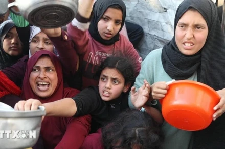 Người dân chờ nhận thức ăn cứu trợ tại Beit Lahia, miền bắc Dải Gaza ngày 22/3/2025. (Ảnh: THX/TTXVN)