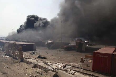 Hiện trường vụ nổ tại cảng Shahid Rajaee ở tỉnh Hormozgan, Iran ngày 26/4/2025. (Ảnh: THX/TTXVN)