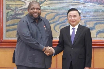 Thường trực Ban Bí thư Trần Cẩm Tú tiếp Tổng Thư ký Đảng Mặt trận giải phóng Mozambique (FRELIMO) Chakil Aboobacar. (Ảnh: TTXVN)