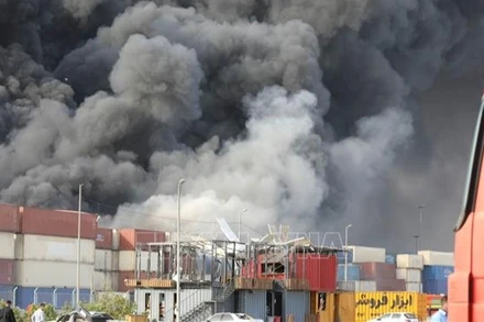 Khói bốc lên tại hiện trường vụ nổ ở cảng Shahid Rajaee, tỉnh Hormozgan, Iran ngày 26/4/2025. (Ảnh: THX/TTXVN)