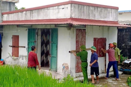 Công an Nam Định giúp dân chằng chống nhà cửa.