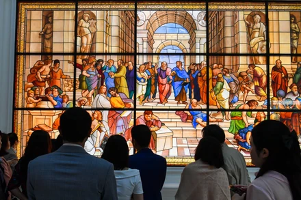Bức tranh kính màu kinh điển "The School of Athens" là một trong những hiện vật đáng chú ý của bảo tàng.