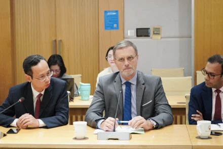 Đại sứ Pháp tại Việt Nam Olivier Brochet (giữa) phát biểu tại buổi làm việc giữa Đoàn đại biểu Tập đoàn Điện lực Pháp (EDF) và Bộ Khoa học và Công nghệ Việt Nam. (Ảnh: most.gov.vn) 