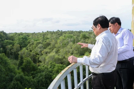 Thủ tướng Phạm Minh Chính và đoàn công tác khảo sát Khu Bảo tồn thiên nhiên đất ngập nước Lung Ngọc Hoàng. (Ảnh: Nhật Bắc)