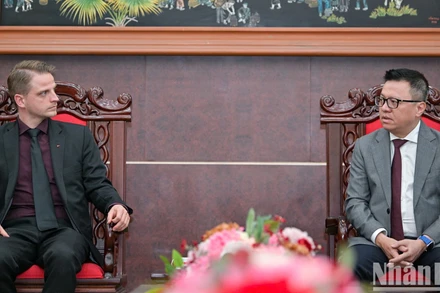 Tổng Biên tập Lê Quốc Minh tiếp đoàn đại biểu cấp cao Đảng Cánh tả Đức do ông Maximilian Schirmer, Phó Chủ tịch Đảng, làm trưởng đoàn tới thăm và làm việc tại Báo Nhân Dân. (Ảnh: THẾ ĐẠI)