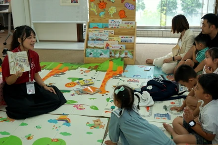 Các em thiếu nhi hào hứng với buổi đọc sách Ehon trong khuôn khổ tuần lễ sách. (Ảnh: TRUNG HƯNG)