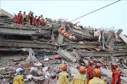 Lực lượng cứu hộ chuyển người sống sót sau trận động đất tại Mandalay, Myanmar. (Ảnh: THX/TTXVN)
