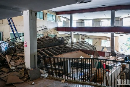 Một tòa nhà bị hư hại trong trận động đất tại thủ đô Nay Pyi Taw của Myanmar. (Ảnh: THÀNH ĐẠT) 