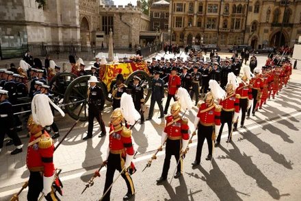 Linh cữu của Nữ hoàng Elizabeth II được đưa từ Tu viện Westminster tới nơi an táng trong lễ tang cấp nhà nước tổ chức tại London, Anh, ngày 19/9/2022. (Ảnh: Reuters)
