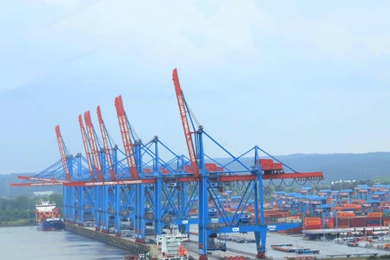 Một cụm cảng bốc dỡ hàng tại thành phố Hamburg, Đức. (Ảnh: TTXVN)